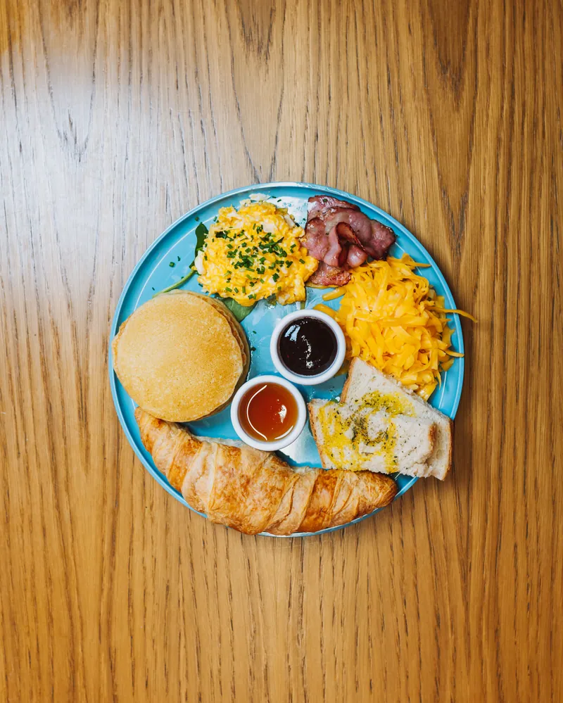 Brunch Azul: ovos mexidos com cheddar, croissant, tosta e panqueca