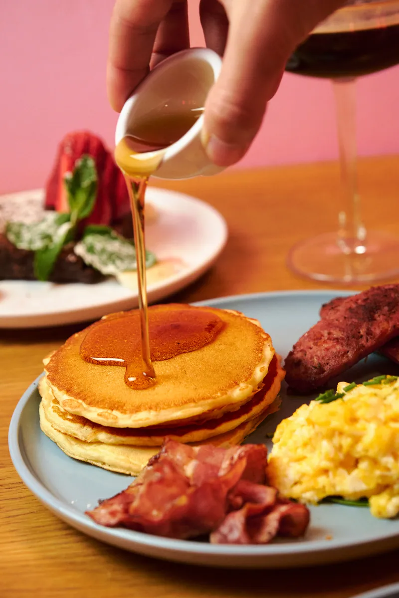 Brunch Rosa: ovos mexidos com bacon, salsicha italiana e panquecas