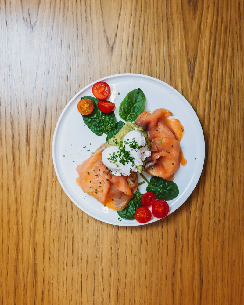 Tosta com salmão fumado, creme de abacate e ovo escalfado