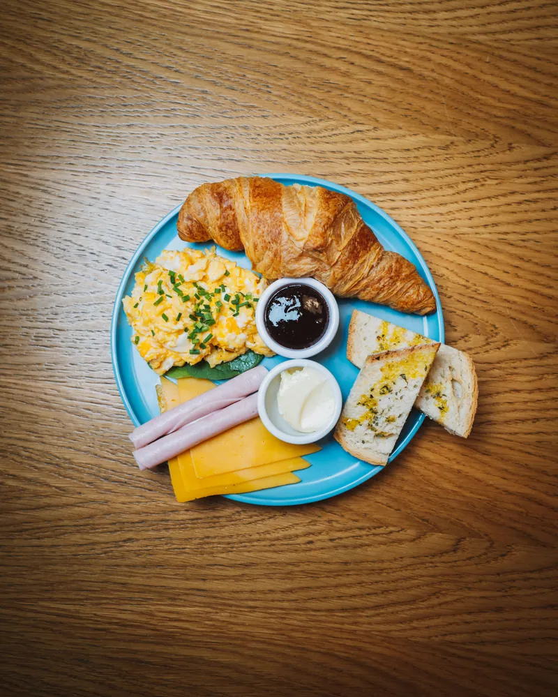 All Day Breakfast French: ovos mexidos, croissant, queijo e compota