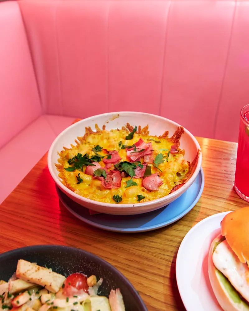 Mac and cheese gratinado com bacon e salsa
